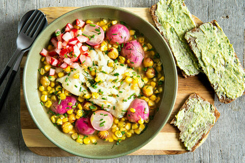Seehecht mit Radieschen und Mais dazu Roggenbrot mit Kräuteraufstrich