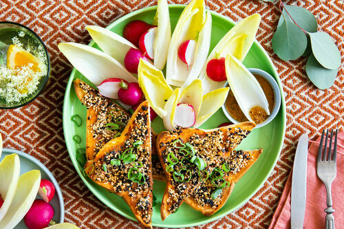 Special: Toast mit Sesam und Rinderbrät & Bagna cauda mit Chicorée und Radieschen