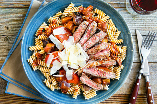 Rindersteak auf Vollkornpasta mit Tomaten-Auberginen-Sauce
