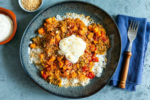 Gemüsecurry mit Erdnuss-Kokos-Topping dazu Basmatireis und Joghurt