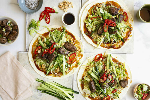 Tortillas mit Schweinefleisch Peking-Art mit frischer Gurke und Hoisinsauce