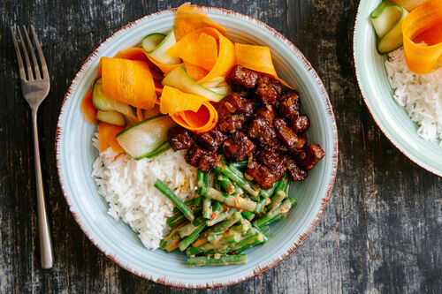 Knuspriger Tempeh mit Basmatireis und pikanten Kokos-Bohnen