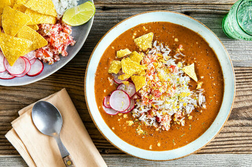 Mexikanische Paprika-Bohnen-Suppe mit Reis und Tortillachips