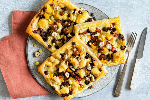 Schokoladen-Nuss-Tartes mit Crème fraîche und Nektarine