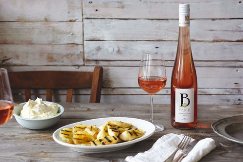Gegrilltes Obst mit Kokossahne und einer Flasche Spätburgunder Rosé