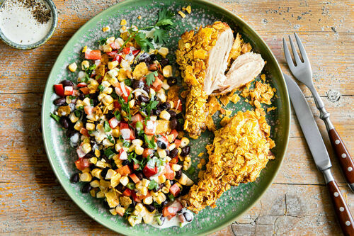 Knusprige Drumsticks mexikanische Art dazu Paprika-Bohnen-Salat mit Mais