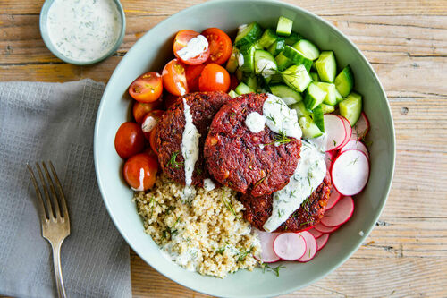 Rote-Bete-Falafeln auf Quinoa mit knackigem Gemüse und Joghurtdip