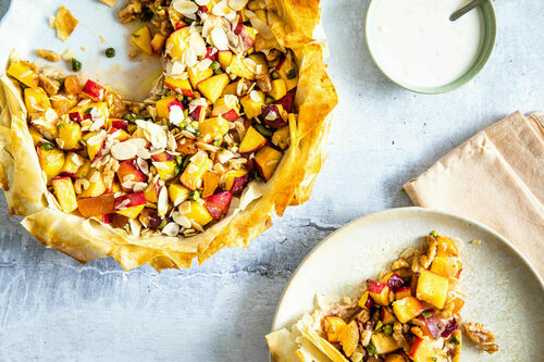 Baklava-Pie mit Pfirsich und Nektarine serviert mit Schlagsahne