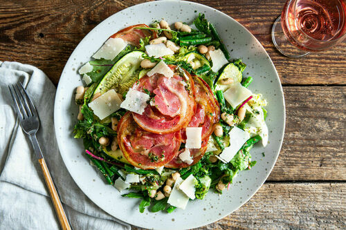 Zucchini und Bohnen mit Pancetta mit Petersilien-Kapern-Dressing und Käse