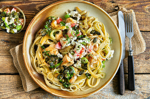 Hähnchen-Fenchel-Spaghetti mit Feta fruchtig-fein mit Tomaten und Kürbiskernen