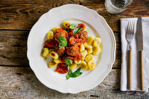 Salsiccia in Feigensauce mit gebratenen Gnocchi und Lauch