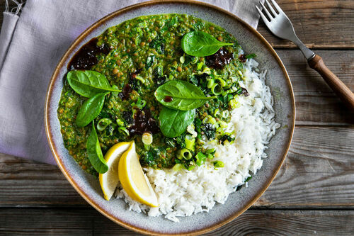 Iranischer Linsen-Spinat-Eintopf mit frischen Kräutern und Basmatireis