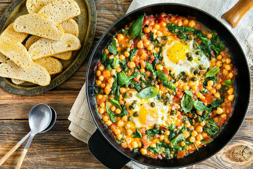 Kichererbsen-Ei-Ragout Puttanesca-Art mit Kapern und knuspriger Ciabatta