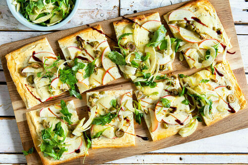 Ricotta-Fenchel-Pizza bianca mit Apfel und Oliven