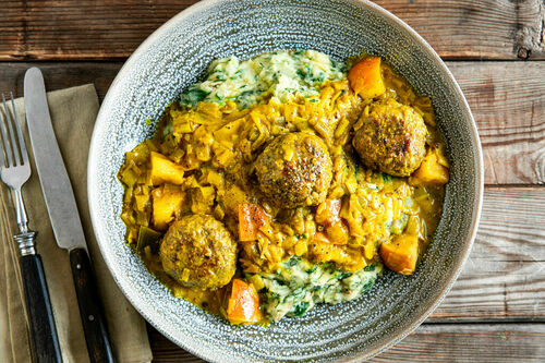 Dänische Hackbällchen in Currysauce mit Kartoffel-Spinat-Stampf