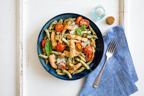 Torchiette mit Hähnchenstreifen mit Tomaten und Walnuss-Basilikum-Pesto