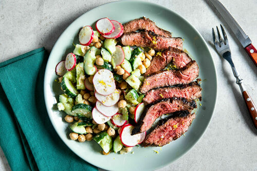 Miso-Rindersteak Low Carb mit Kichererbsen und geschlagenen Gurken