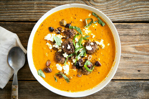 Tomatensuppe mit Hackbällchen & Feta würzig-fein mit Oliven und Orange