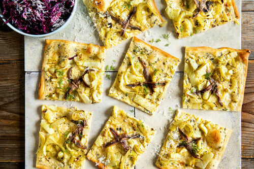 Sardellen-Fenchel-Flammkuchen dazu Rotkohlsalat mit Kapern-Senf-Dressing