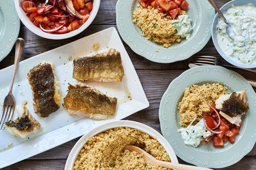 Knusprige Dorade mit Thymian- Couscous und Gurken-Schmand