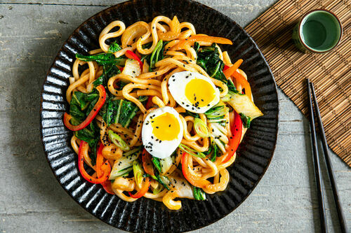 Pikante Udon-Nudeln mit Ei und knackig frischem Gemüse