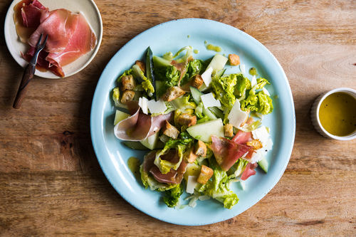 Sommersalat mit Serrano und Melone und knusprigen Vollkorncroûtons