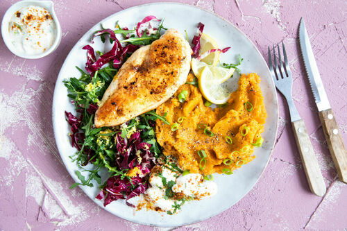 Hähnchen mit Harissa und Joghurtdip dazu Süßkartoffel-Ingwer-Stampf und Salat