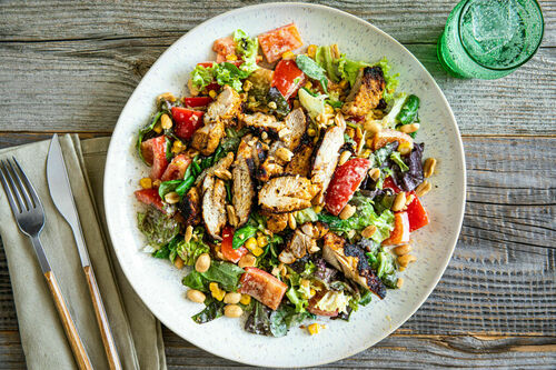 Bunter Hähnchensalat mit Joghurt-Mais-Dressing und Erdnüssen