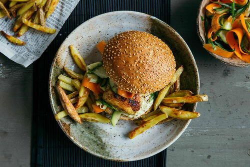 Asiatischer Hähnchen-Burger mit Karotten-Zucchini-Salat und Pommes
