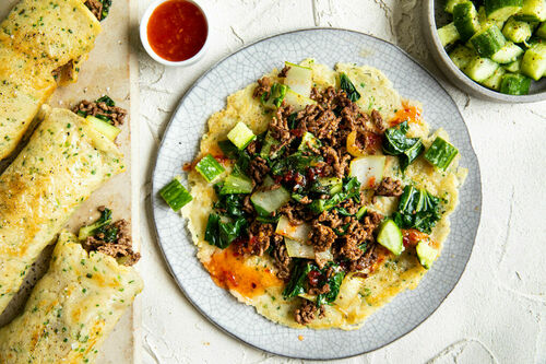 Chinesische Rindfleisch-Pfannkuchen mit Pak Choi und Gurke