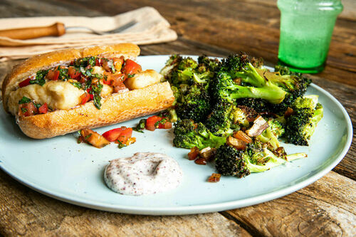 Mediterranes Fischbrötchen mit Kabeljau mit Minze-Tomaten und Brokkoli mit Datteln