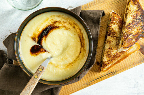 Blumenkohl-Lauch-Suppe dazu Toast mit Cheddar und Zwiebelmarmelade