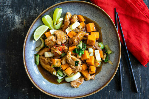 Thailändische Hähnchen-Gemüse-Pfanne Low Carb mit Süßkartoffel und Pak Choi