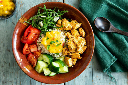 Karibische Tofu-Reis-Bowl mit Queller und Mangosalsa