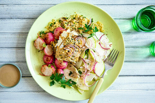 Dukkah-Seehecht und Radieschen mit Bulgur und Kohlrabi-Apfel-Salat