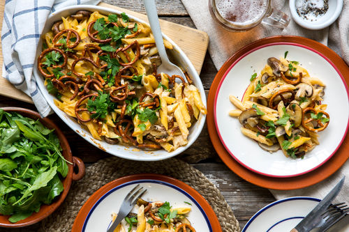 Obazda-Makkaroni Auflauf mit Zitronen-Brezel Topping