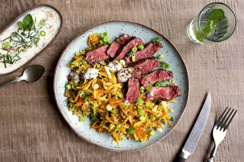 Rindersteak zart gegart auf Bulgur mit Gemüse und frischem Joghurt-Minze-Dip