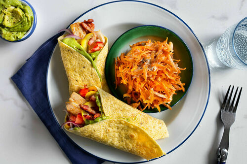 Hähnchenwraps mit Guacamole & Speck dazu Karottensalat mit Knoblauch