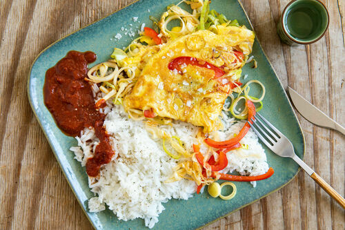 Gemüse-Omelett „Fu Yong Hai“ mit süß-saurer Tomatensauce und Reis