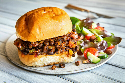 Sloppy Joes mit Bohnengemüse dazu bunter Salat mit Jalapeño-Mayo-Dressing
