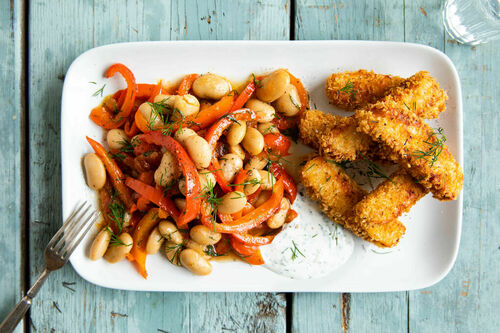 Knusprige Halloumi-Fries mit griechischem Paprika-Bohnen-Gemüse