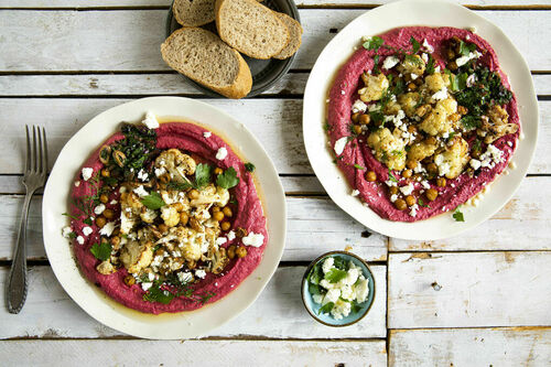Gerösteter Blumenkohl und Feta auf Rote-Bete-Hummus mit Olivendressing