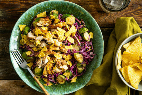 Tex-Mex-Hähnchen auf Tacosalat mit Rotkohl, Rosenkohl und Orange
