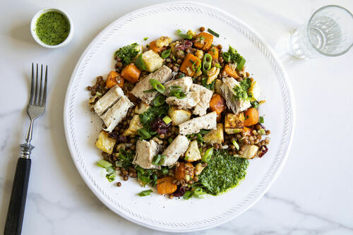 Räuchermakrele auf warmem Linsensalat mit Ofengemüse, Walnüssen und Cranberrys