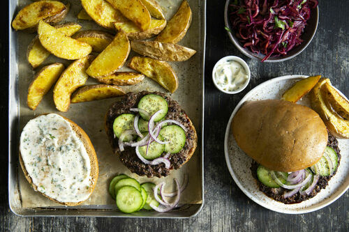 Asia-Rindfleischburger mit Ofenkartoffeln und Rotkohlsalat