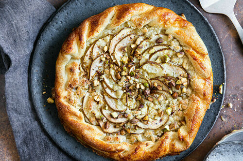 Französische Birnen-Ziegenkäse-Galette mit gerösteten Pistazien