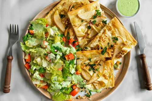 Flammkuchen mit Pastinake und Birne dazu Salat mit Sonnenblumenkernen
