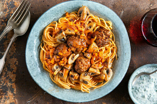 Spaghetti mit Gulasch-Hackbällchen und Joghurtdip mit Schnittknoblauch