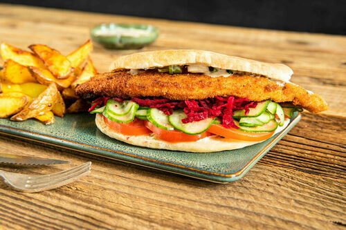 Israelisches Schnitzel-Sandwich mit Tahini dazu gebackene Kartoffeln