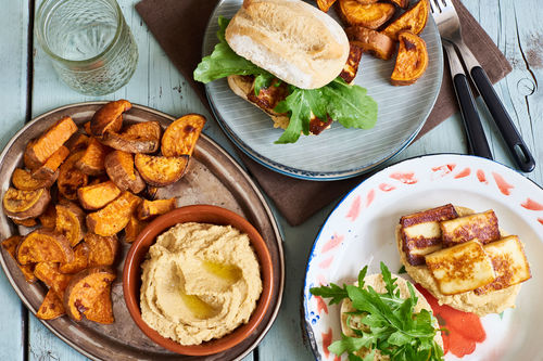 Herzhaftes Paneer-Sandwich mit Hummus und Süßkartoffel-Wedges